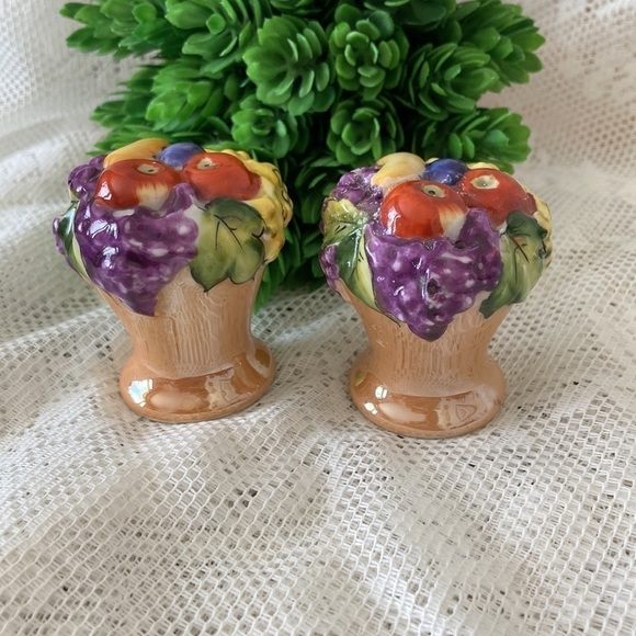 Vintage Porcelain Basket of Fruit -Peach Lusterware Salt & Pepper Set -JAPAN - Picture 6 of 7